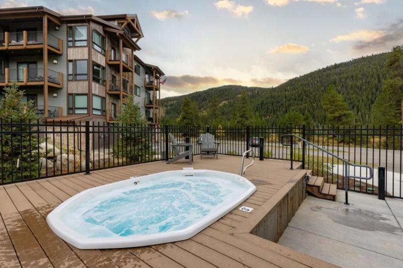 Clearwater Lofts - 3 Bedroom Luxury Condo Near Lakeside Village
